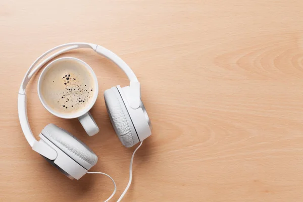耳机和木桌上的咖啡杯 — 图库照片
