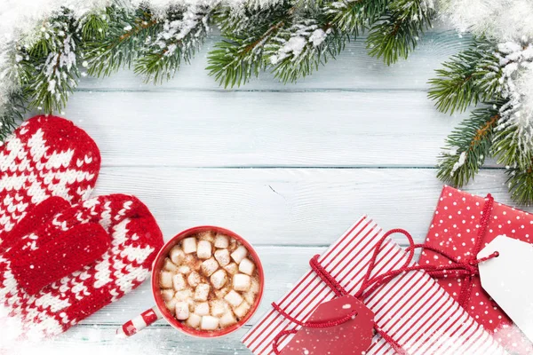 Sıcak çikolata, mittens ve hediye kutuları — Stok fotoğraf
