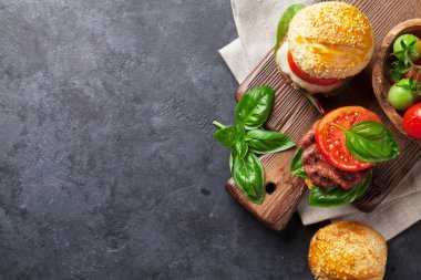 Ev yapımı kesme tahtası burgers