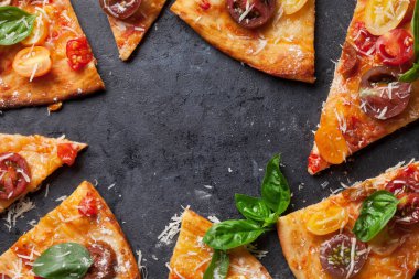 Pizza domates, mozzarella ve fesleğen ile