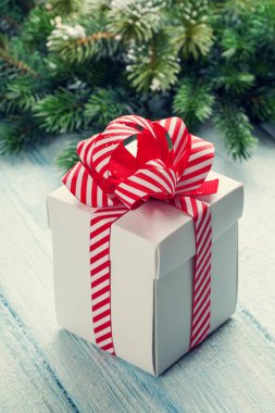 Noel hediye kutusu ve köknar ağacı