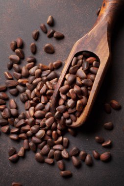 Çam fıstığı ve tahta kaşık