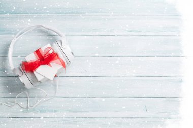 Kulaklık ve hediye kutusu 