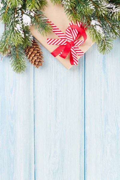 Weihnachtsgeschenkschachtel und Baumzweig — Stockfoto