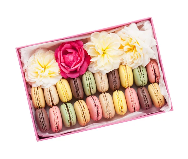 Renkli macaroons ve çiçekler