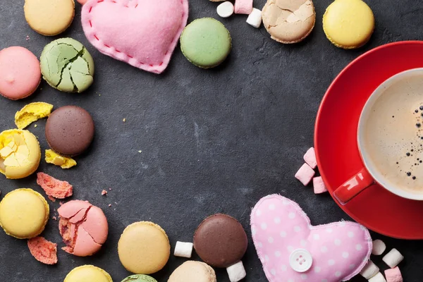 Macaroons, xícara de café e corações — Fotografia de Stock