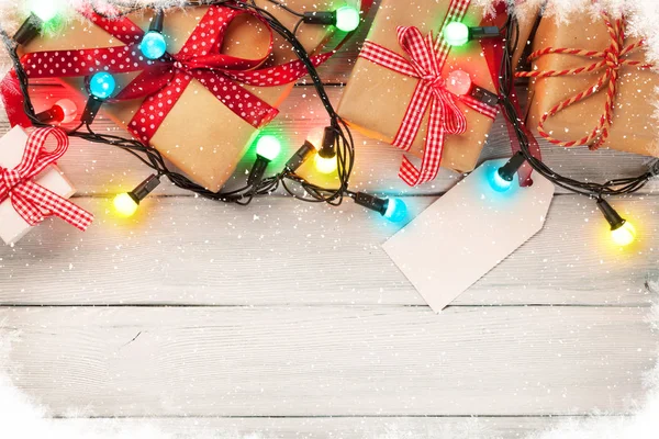 Рождественский фон с огнями и подарочными коробками — стоковое фото
