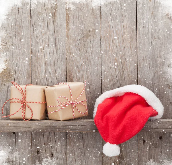 Vánoční dárkové krabičky a santa hat — Stock fotografie