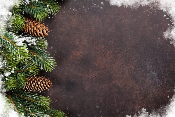 Achtergrond met besneeuwde spar boom — Stockfoto