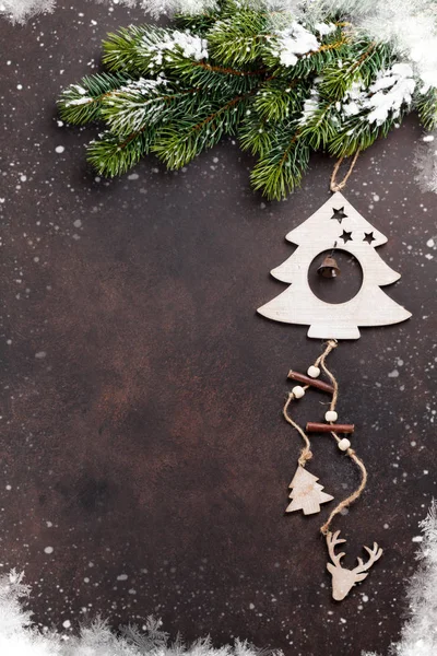 Karlı köknar ağacı ve dekor ile arka plan — Stok fotoğraf