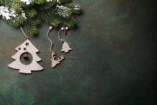 Karlı köknar ağacı ve dekor ile arka plan — Stok fotoğraf