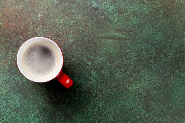 Šálek kávy na kamenný stůl — Stock fotografie