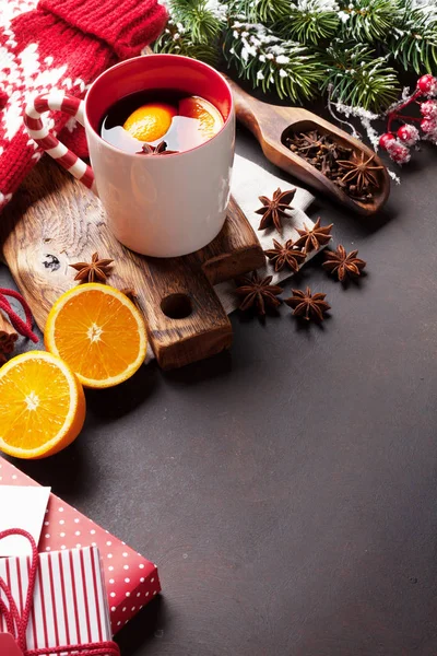 Vino caliente de Navidad e ingredientes —  Fotos de Stock