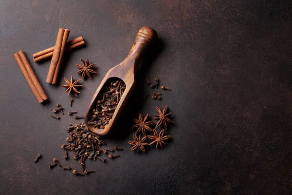 Anise, canela, cardamomo — Fotografia de Stock