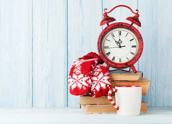 Christmas alarm clock and hot chocolate — Stock Photo, Image