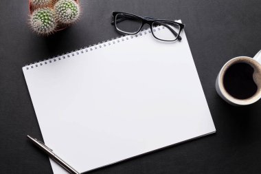 Ofis Masası not defteri, kaktüs ve kahve ile