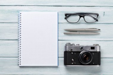 Kamera, gözlük, not defteri, kalem ve kurşun kalem