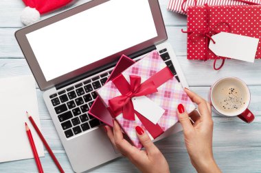 Kadın çalışma üstünde laptop hediye ambalajlama ve paketleme için