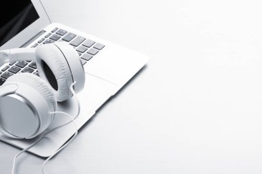 Kulaklıklar ve ahşap masa laptop