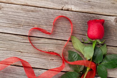 Kırmızı gül ve kalp şekil şerit