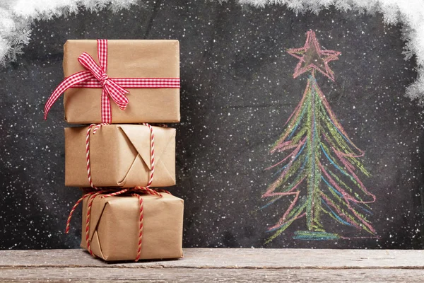 Χριστουγεννιάτικο δώρο κουτιά και το χέρι συντάσσονται Χριστούγεννα έλατο — Φωτογραφία Αρχείου