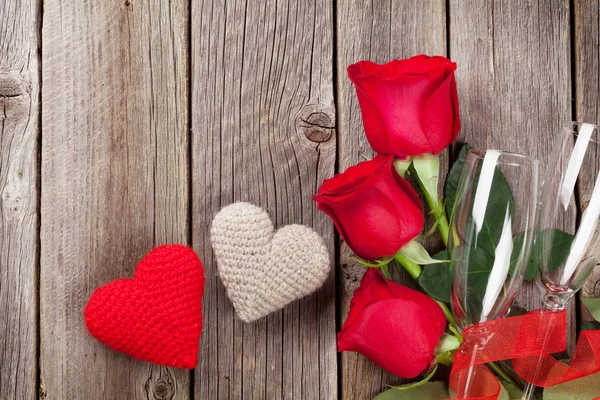 Rosas rojas y corazones de San Valentín — Foto de Stock