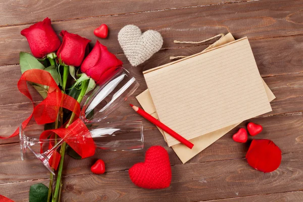 Blocco note lettera d'amore e rose rosse — Foto Stock