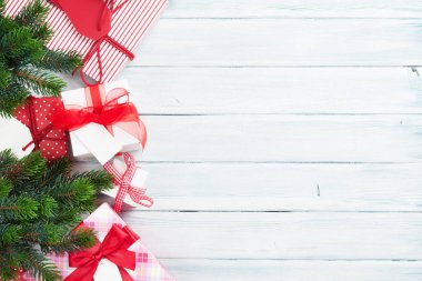 Noel hediye kutuları ve köknar ağacı