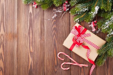 Köknar ağacı ve hediye kutusu