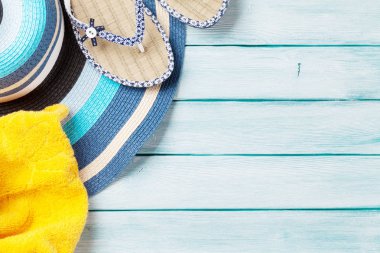 Flip flop, şapka ve havlu 