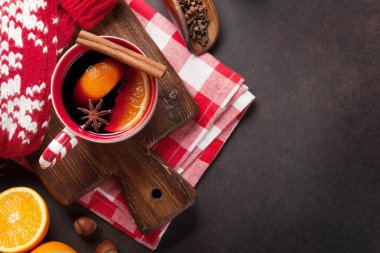 Noel mulled şarap ve malzemeler