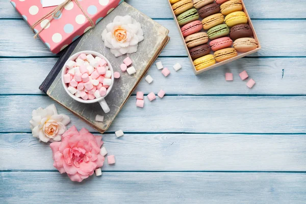 Macaron colorati in scatola e marshmallow in tazza — Foto Stock