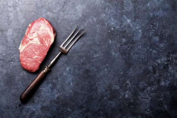Pedaço de carne e garfo — Fotografia de Stock