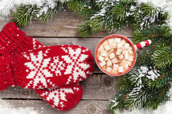 Spar kerstboom, wanten, warme chocolademelk — Stockfoto