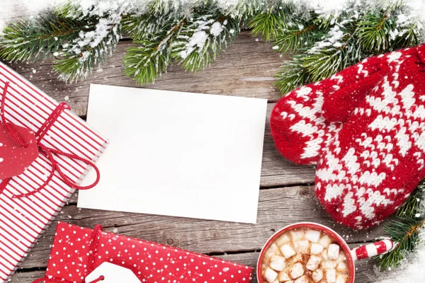 Tarjeta de felicitación, manoplas y chocolate caliente — Foto de Stock