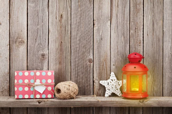 Lanterna de vela de Natal, presente e decoração — Fotografia de Stock