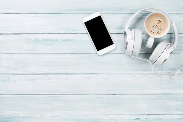 Smartphone, auriculares y taza de café —  Fotos de Stock