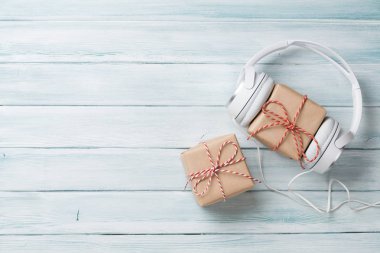 Kulaklık ve hediye kutuları tablo