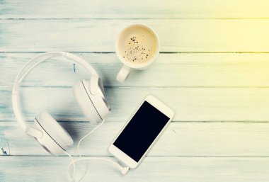 Smartphone, kulaklık ve kahve Kupası