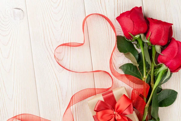 Rosa rossa e nastro a forma di cuore — Foto Stock