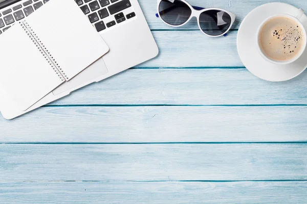 Mesa con portátil, café y gafas de sol —  Fotos de Stock