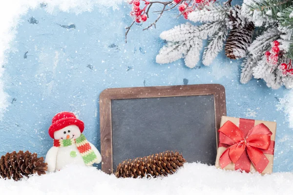 Schoolbord, sneeuwpop en Spar kerstboom — Stockfoto