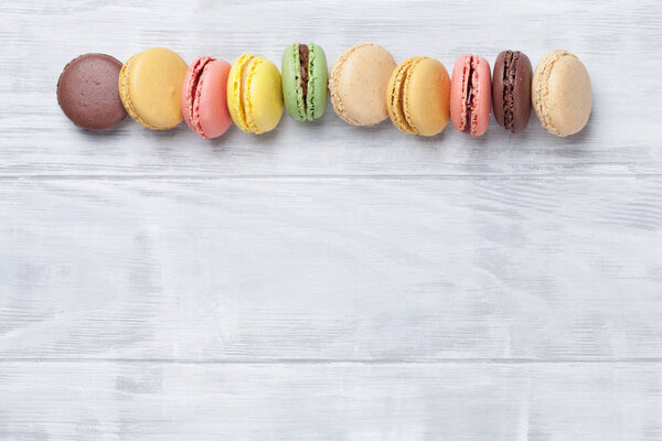 Macarrones coloridos sobre mesa de madera — Foto de Stock