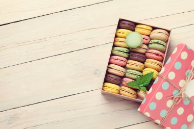 Pembe kutusunda renkli macaroons