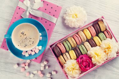 Hediye kutusunda çiçekli macarons