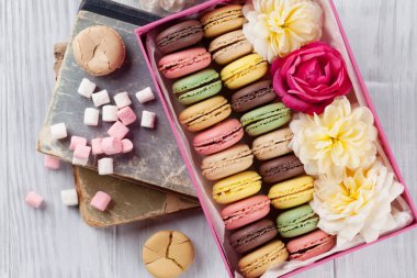 Pembe kutusunda renkli macaroons