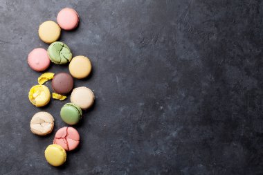 Taş Masa üzerinde renkli macaroons