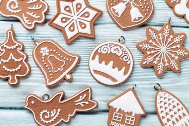 Gingerbread çerezleri mavi zemin üzerine