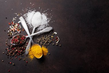 Çeşitli baharatlar kaşık