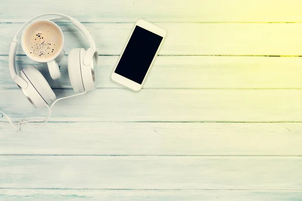 Smartphone, auriculares y taza de café —  Fotos de Stock